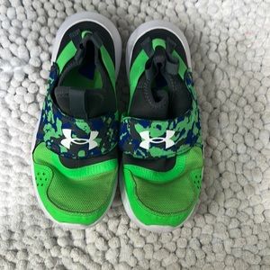 Boys under armour shoes size 3y.